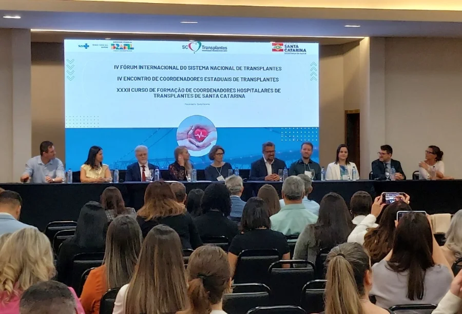 Participantes reunidos no IV Fórum Internacional do Sistema Nacional de Transplantes e Encontro de Coordenadores Estaduais em Santa Catarina.