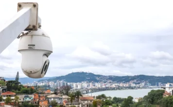 SC economiza R$ 4,7 mi em pregão para Reconhecimento Facial Câmera do sistema de reconhecimento facial em Santa Catarina, ilustrando a economia de R$ 4,7 milhões no pregão para a segurança pública.