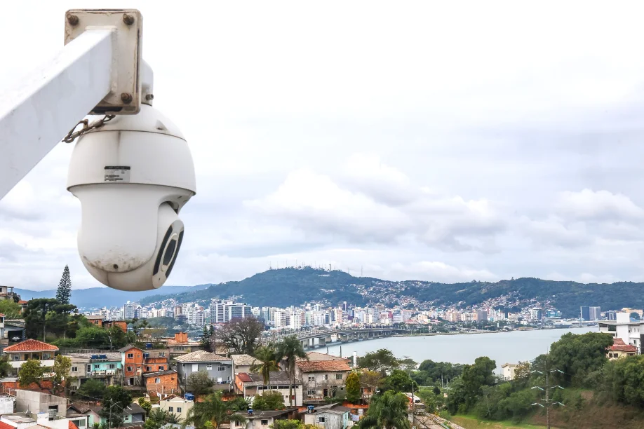 Câmera do sistema de reconhecimento facial em Santa Catarina, ilustrando a economia de R$ 4,7 milhões no pregão para a segurança pública.