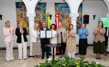 SC lança programa “Educando Cidadãos” em 868 escolas Governador de Santa Catarina e autoridades assinam o documento de lançamento do programa 'Educando Cidadãos', que será implementado em 868 escolas do estado.