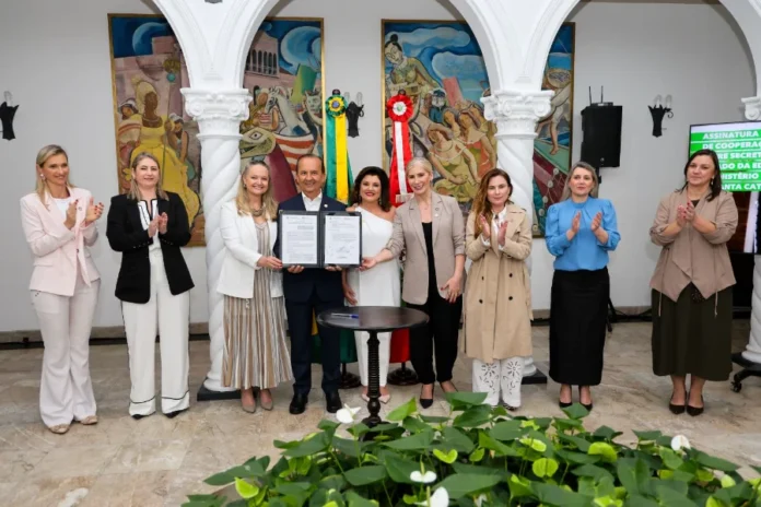 SC lança programa “Educando Cidadãos” em 868 escolas Governador de Santa Catarina e autoridades assinam o documento de lançamento do programa 'Educando Cidadãos', que será implementado em 868 escolas do estado.