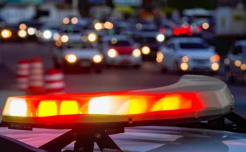 SC tem menor índice de homicídios dos últimos 20 anos, diz SSP Farol de emergência (giroflex) de viatura policial piscando em via movimentada à noite em Santa Catarina, simbolizando o trabalho da Segurança Pública para a redução da violência.