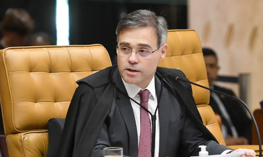 Ministro André Mendonça, do STF, em sessão, durante o julgamento que determinou o bloqueio de R$ 389 milhões ligados a sindicato de aposentados.