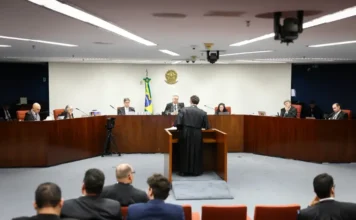 STF julga militares por organização criminosa e golpismo Sessão Plenária do Supremo Tribunal Federal (STF), com os ministros e um advogado em destaque na tribuna, durante o julgamento sobre a acusação de golpismo.