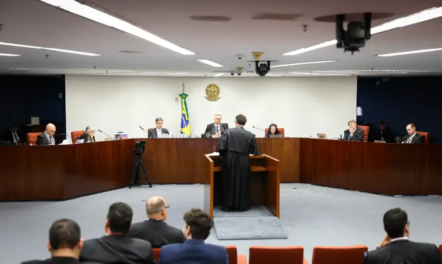 Sessão Plenária do Supremo Tribunal Federal (STF), com os ministros e um advogado em destaque na tribuna, durante o julgamento sobre a acusação de golpismo.
