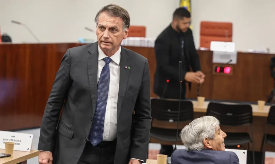 STF publica acórdão de Bolsonaro e abre prazo para recursos Jair Bolsonaro em ambiente formal de tribunal, ilustrando o processo de julgamento e recursos no Supremo Tribunal Federal.