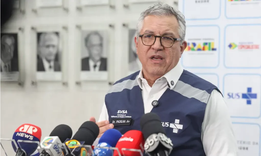 SUS terá auxílio e R$ 156 mi por ano para ampliar radioterapia Ministro Alexandre Padilha, em entrevista, falando em frente a microfones e o logo do SUS, sobre o auxílio de R$ 156 milhões para ampliar a radioterapia no SUS.