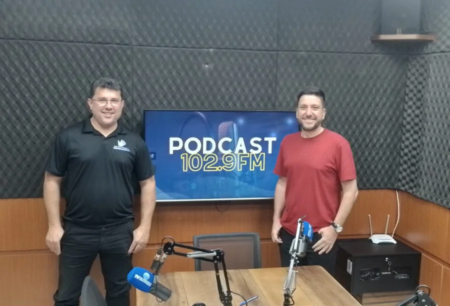 Entrevista política no Podcast 102.9 FM sobre a candidatura de Samuca a Deputado Estadual.