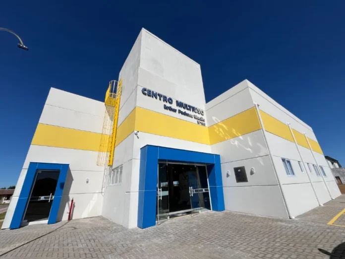 Saúde Arroio do Silva terá testes rápidos e auriculoterapia Fachada do Centro Multiuso Esther Pedone Kunda, em Balneário Arroio do Silva, local dos atendimentos de testes rápidos e auriculoterapia.