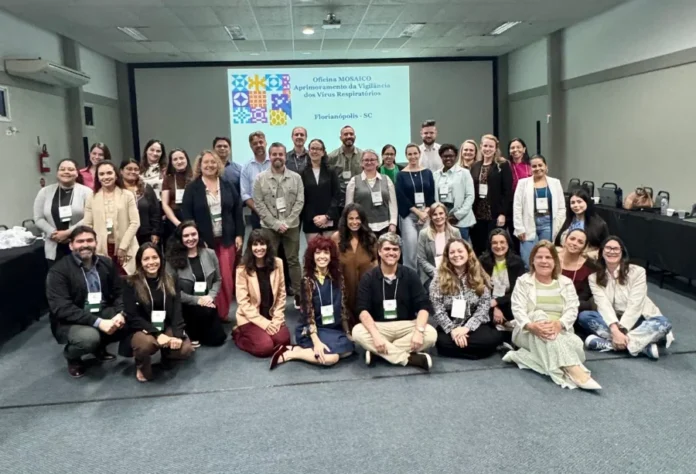 Saúde de SC treina detecção precoce de vírus respiratórios Grande grupo de profissionais de saúde de Santa Catarina em foto após a Oficina MOSAICO, treinamento focado na detecção precoce e vigilância de vírus respiratórios.