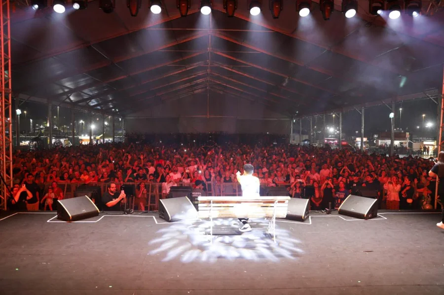 Show de Leandro Borges reúne 20 mil em Criciúma (1) O cantor gospel Leandro Borges no palco do Parque das Nações, em Criciúma, se apresentando para uma multidão de aproximadamente 20 mil pessoas durante a celebração do centenário.