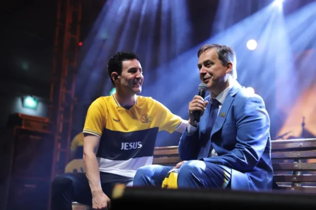 O cantor gospel Leandro Borges no palco do Parque das Nações, em Criciúma, se apresentando para uma multidão de aproximadamente 20 mil pessoas durante a celebração do centenário.