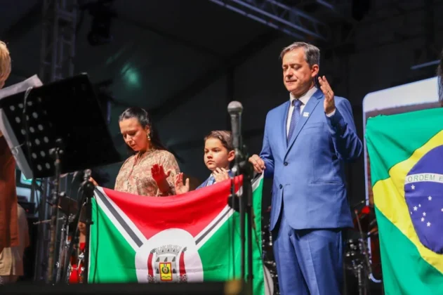 O cantor gospel Leandro Borges no palco do Parque das Nações, em Criciúma, se apresentando para uma multidão de aproximadamente 20 mil pessoas durante a celebração do centenário.
