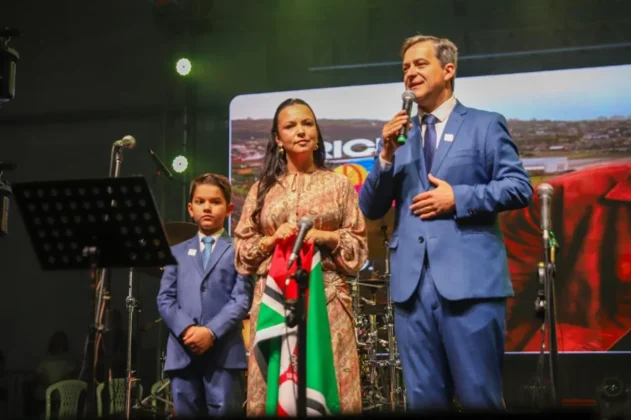 O cantor gospel Leandro Borges no palco do Parque das Nações, em Criciúma, se apresentando para uma multidão de aproximadamente 20 mil pessoas durante a celebração do centenário.