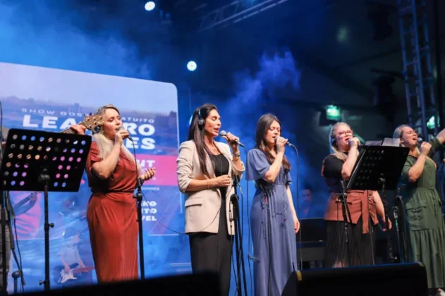 O cantor gospel Leandro Borges no palco do Parque das Nações, em Criciúma, se apresentando para uma multidão de aproximadamente 20 mil pessoas durante a celebração do centenário.