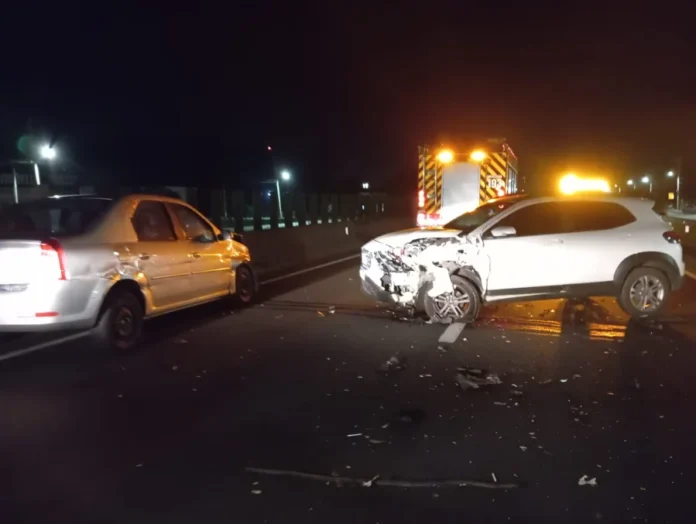 Sombrio Colisão tripla na BR-101 deixa uma mulher ferida Carros danificados em colisão tripla na BR-101 em Sombrio, com a frente e lateral destruídas, no local do acidente que deixou uma mulher ferida.