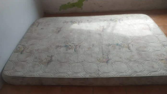 Sombrio Família dorme no chão e pede alimentos e móveis Colchão simples e antigo colocado diretamente no chão de uma casa com sinais de deterioração em Sombrio, ilustrando a situação de vulnerabilidade da família que precisa de doações.