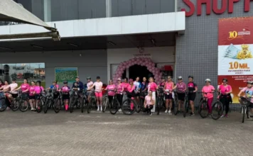 Sombrio Moda Shopping realiza “Pedal Rosas Sobre Rodas” Grande grupo de ciclistas, a maioria mulheres vestindo rosa, em frente ao Sombrio Moda Shopping, reunidas para o evento "Pedal Rosas Sobre Rodas" da campanha Outubro Rosa.