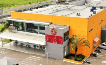 Sombrio Moda Shopping terá pedal e Ritbox no Outubro Rosa Vista aérea da fachada moderna e laranja do Sombrio Moda Shopping, onde serão realizados eventos de Pedal e Ritbox no Outubro Rosa.