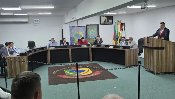 Sombrio Onda de furtos domina debate na Câmara Vereador discursando na tribuna da Câmara Municipal de Sombrio, com os demais parlamentares na mesa, durante o debate sobre a onda de furtos na cidade.
