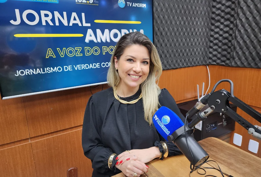 Sono de qualidade e infância Nutricionista aponta pilares da saúde Nutricionista Caline Santos sorrindo em estúdio do Jornal Amorim (Rádio 102.9 Amorim FM), sendo entrevistada sobre sono de qualidade e os pilares da saúde na infância.