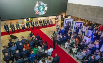 TJSC celebra 134 anos com homenagens O presidente do TJSC, desembargador Francisco Oliveira Neto, e o governador Jorginho Mello em frente a um púlpito no Palácio da Justiça, durante a solenidade de aniversário de 134 anos do Tribunal.