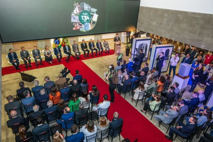 TJSC celebra 134 anos com homenagens O presidente do TJSC, desembargador Francisco Oliveira Neto, e o governador Jorginho Mello em frente a um púlpito no Palácio da Justiça, durante a solenidade de aniversário de 134 anos do Tribunal.