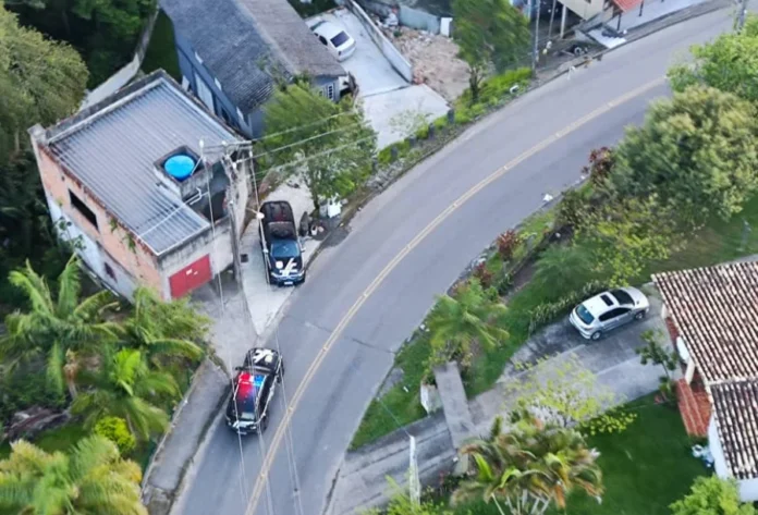 Traficantes são presos em Criciúma e Siderópolis em operação Helicóptero do Serviço Aeropolicial (SAER) da Polícia Civil dando suporte em operação contra o tráfico.