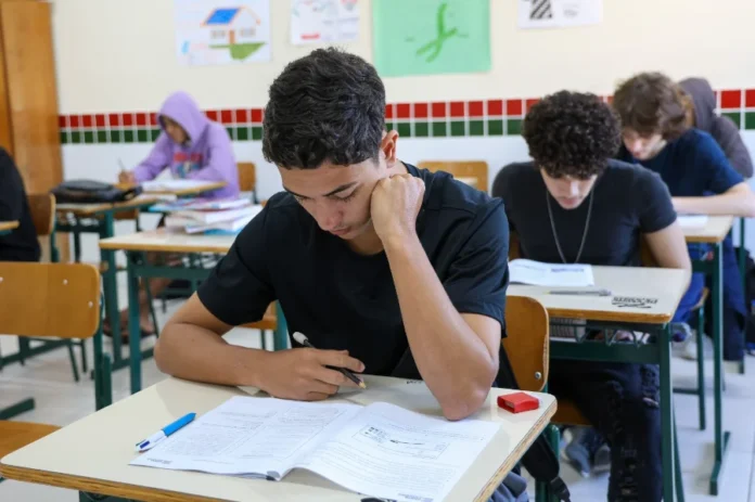 Transferências na rede estadual de SC encerram nesta quinta Jovens estudantes em sala de aula, sentados em carteiras e concentrados, ilustrando o prazo de encerramento das transferências na rede estadual de ensino de Santa Catarina.