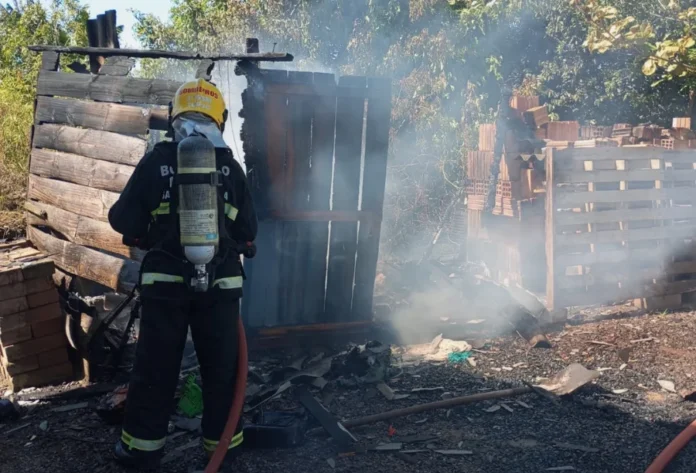 Turvo Incêndio destrói paiol no bairro São Luiz Bombeiro utilizando mangueira para combater o incêndio em um paiol de madeira no bairro São Luiz, na cidade de Turvo.