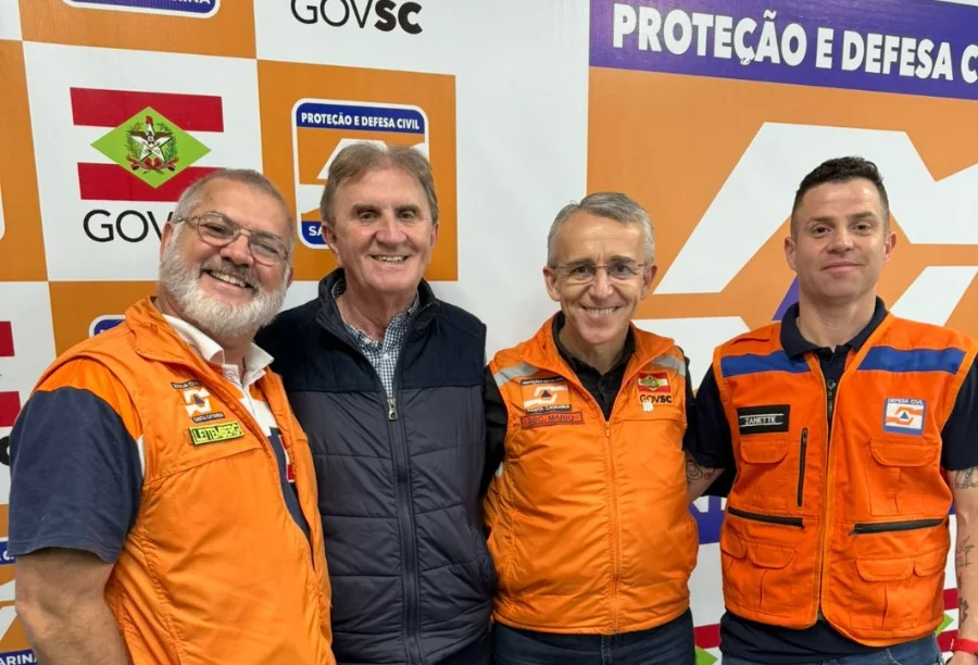 O prefeito de Turvo, Heriberto Afonso Schmidt, e o secretário de Estado da Defesa Civil, Mário Hildebrandt, apertam as mãos durante a reunião no Centro Integrado de Operações em Florianópolis.