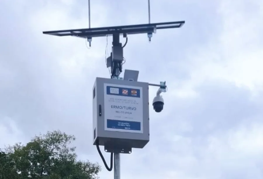Turvo e Ermo recebem estação meteorológica da Defesa Civil A nova estação meteorológica da Defesa Civil de Santa Catarina instalada em um poste em Turvo ou Ermo, com sensores para medir chuva e vento.