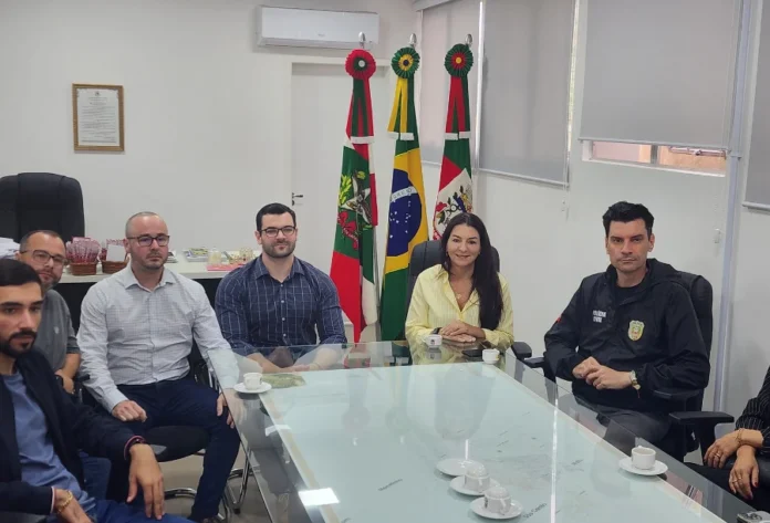 Ulisses Gabriel Eu teria feito indiciamento no caso do balão O Delegado-Geral da Polícia Civil de Santa Catarina, Ulisses Gabriel (à direita), e outras autoridades reunidos, debatendo o caso do balão e a possibilidade de indiciamento.