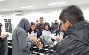 Unesc Araranguá sedia classificatória do “Ciência da Velocidade” Público de estudantes e participantes reunidos na UNESC Araranguá para assistir às eliminatórias do evento "Ciência da Velocidade" e apoiar os competidores.