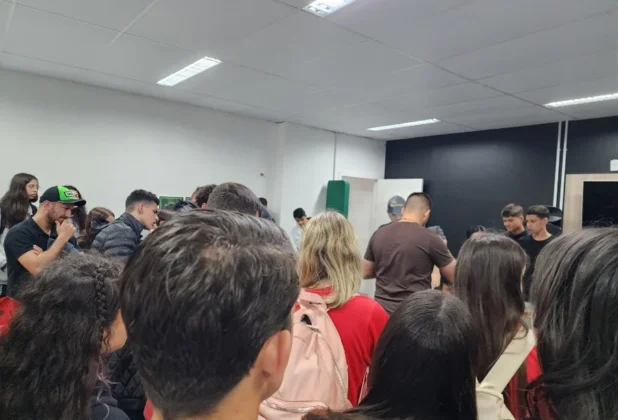 Público de estudantes e participantes reunidos na UNESC Araranguá para assistir às eliminatórias do evento "Ciência da Velocidade" e apoiar os competidores.