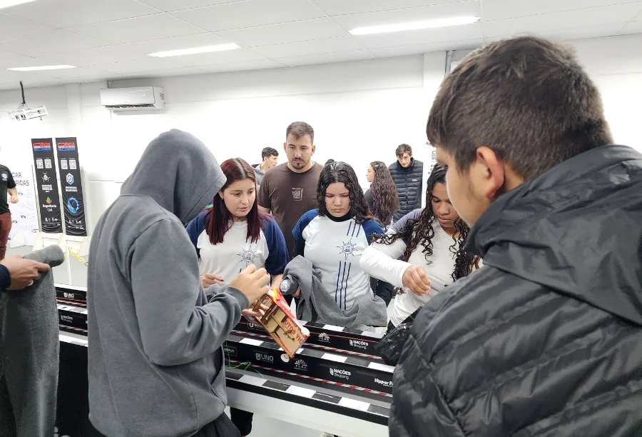 Unesc Araranguá sedia classificatória do “Ciência da Velocidade” Público de estudantes e participantes reunidos na UNESC Araranguá para assistir às eliminatórias do evento
