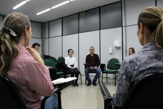 Unesc acolhe cuidadores de pessoas com Alzheimer Grupo de cuidadores de pessoas com Alzheimer em sessão de acolhimento e apoio mútuo em sala da UNESC, em Criciúma.