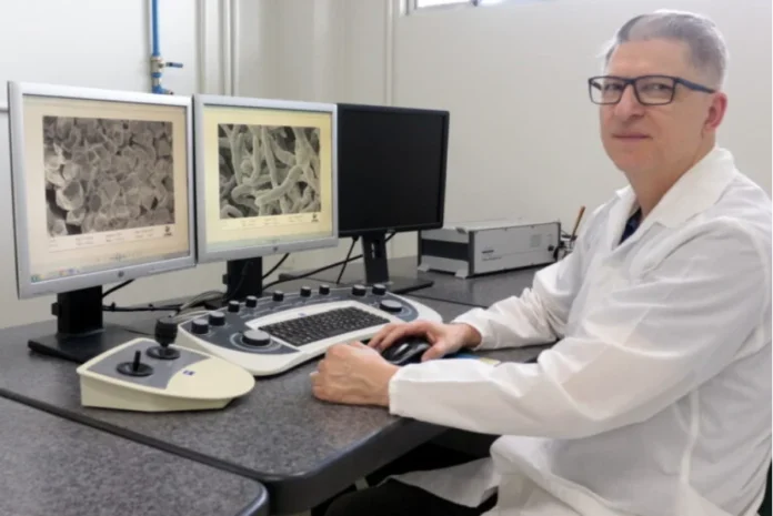 Unesc cria placa balística com tecnologia nacional e custo reduzido Cientista da UNESC em laboratório, analisando em monitores a microestrutura de material balístico, referente à nova placa de proteção com tecnologia nacional de Criciúma.