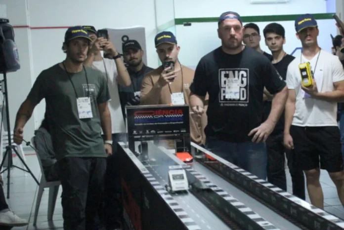 Unesc desafia 100 alunos em competição de protótipos Alunos da UNESC reunidos em torno da pista de testes, durante a competição de protótipos de veículos em miniatura, em Criciúma.