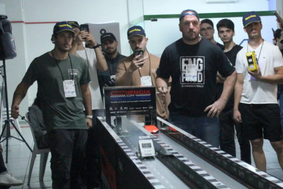 Unesc desafia 100 alunos em competição de protótipos Alunos da UNESC reunidos em torno da pista de testes, durante a competição de protótipos de veículos em miniatura, em Criciúma.