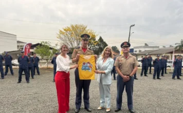Unesc doa mil camisetas ao Programa Golfinho em Criciúma Autoridades da UNESC e do Corpo de Bombeiros em Criciúma formalizam a parceria com a doação de mil camisetas para o Programa Golfinho.