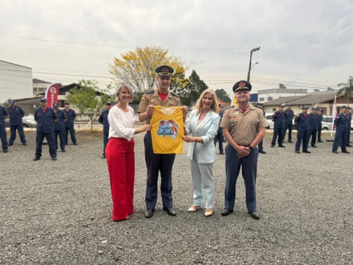 Unesc doa mil camisetas ao Programa Golfinho em Criciúma Autoridades da UNESC e do Corpo de Bombeiros em Criciúma formalizam a parceria com a doação de mil camisetas para o Programa Golfinho.