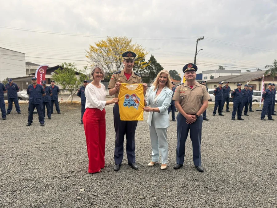 Autoridades da UNESC e do Corpo de Bombeiros em Criciúma formalizam a parceria com a doação de mil camisetas para o Programa Golfinho.
