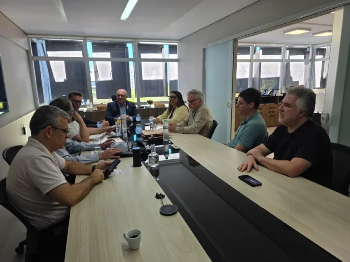 Unesc e Crea-SC se unem para aprimorar ensino em Engenharias Reunião de trabalho com representantes da UNESC e do CREA-SC em torno de uma mesa de conferência, discutindo a parceria para aprimorar os cursos de Engenharias em Santa Catarina.
