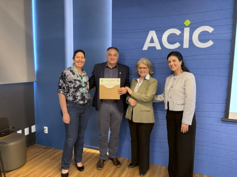 Entrega do Selo de Sustentabilidade da ACIC à UNESC pela realização da feira solidária em Criciúma.