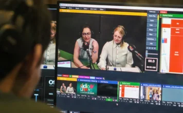 Unesc inicia 3ª edição de curso sobre SUS para chilenos Tela de monitoramento mostrando duas palestrantes na Rádio UNESC (Criciúma) durante a transmissão do curso sobre o SUS para estudantes chilenos.