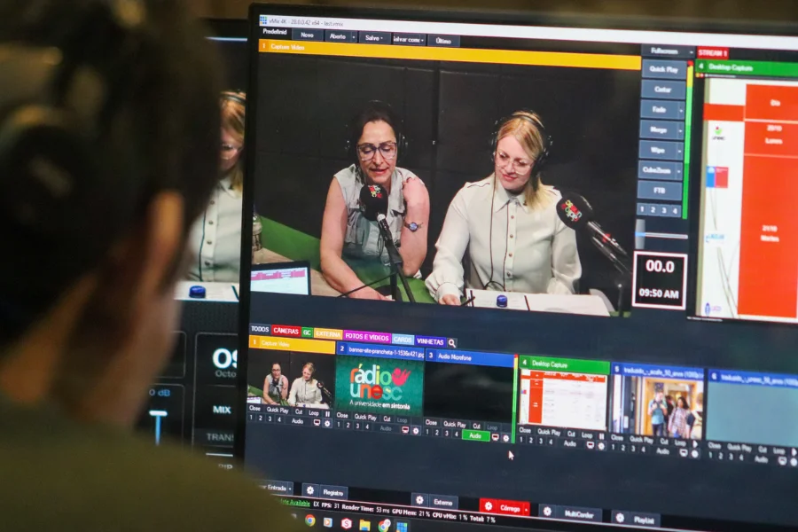 Unesc inicia 3ª edição de curso sobre SUS para chilenos Tela de monitoramento mostrando duas palestrantes na Rádio UNESC (Criciúma) durante a transmissão do curso sobre o SUS para estudantes chilenos.