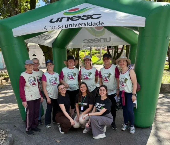 Urussanga recebe ação da Unesc com foco em prevenção Grupo de colaboradores e voluntários da UNESC em Urussanga, participando da ação com foco em saúde e prevenção.