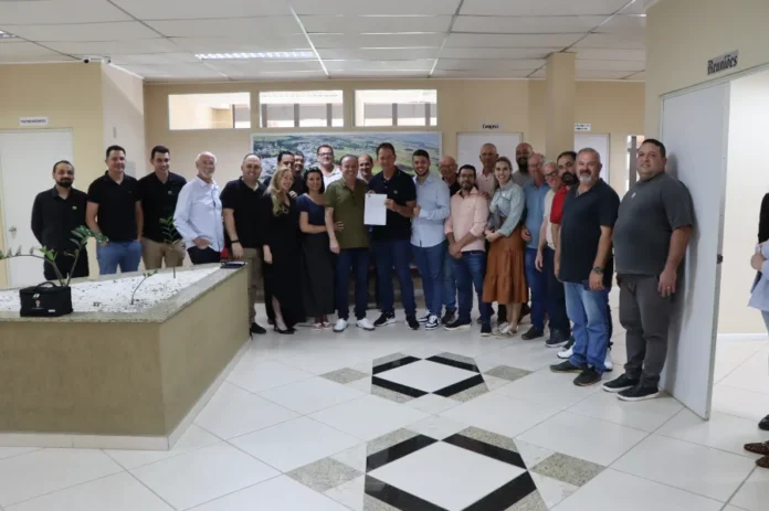 Vice-prefeito Érico D’Amorim assume gestão em Forquilhinha Érico D’Amorim, vice-prefeito de Forquilhinha, em momento de posse, celebrando com a equipe de governo.
