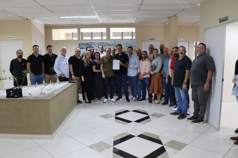 Érico D’Amorim, vice-prefeito de Forquilhinha, em momento de posse, celebrando com a equipe de governo.